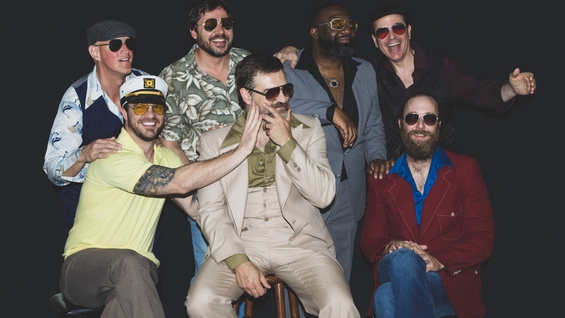Group photo of the musicians in Yacht Rock Schnooer